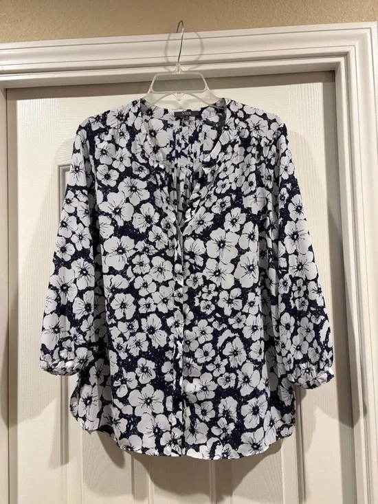 NYDJ Navy and White Floral Button-Up Blouse size M - Picture 2 of 5